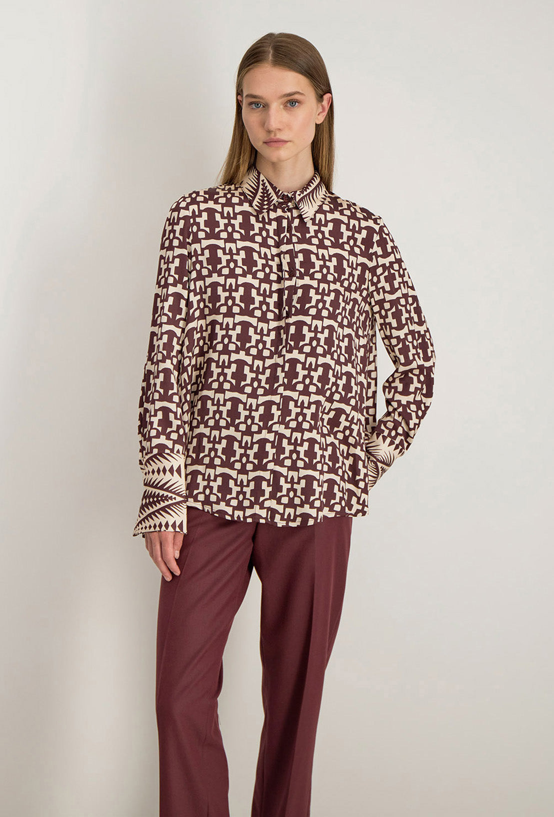 Chemise brodée Azel bordeaux vue de face, imprimé effet puzzle et col contrasté