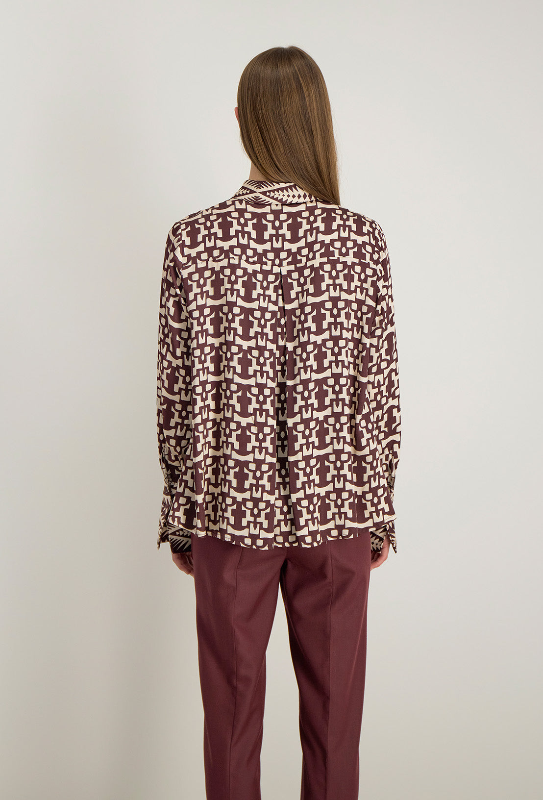 Dos de la chemise Azel bordeaux, empiècement structuré et coupe arrondie plus longue derrière