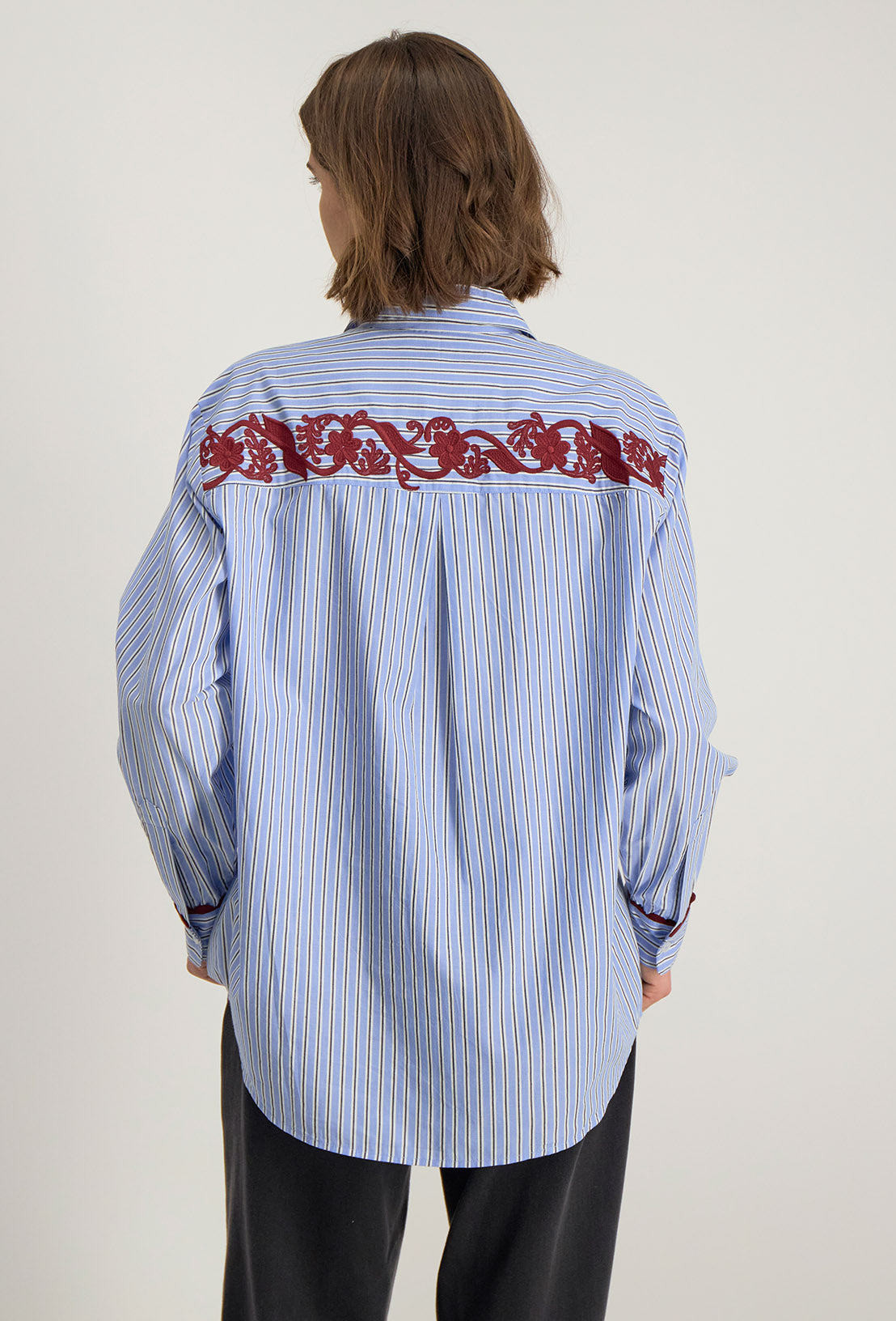 Dos de la chemise Deliana, coupe arrondie avec empiècement et dos plus long