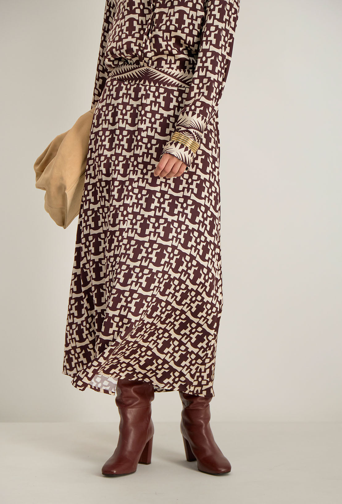 Détail de la jupe Azel : tissu fluide, ceinture élastiquée dos et imprimé puzzle exclusif