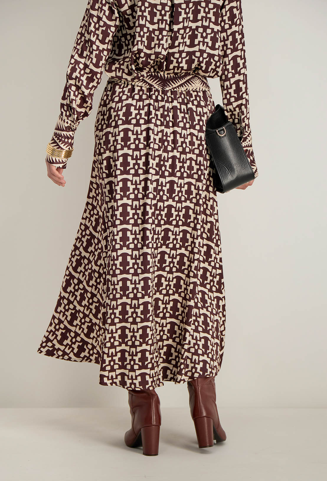 Dos de la jupe Azel, ceinture élastiquée et surpiqûres visibles pour une finition soignée