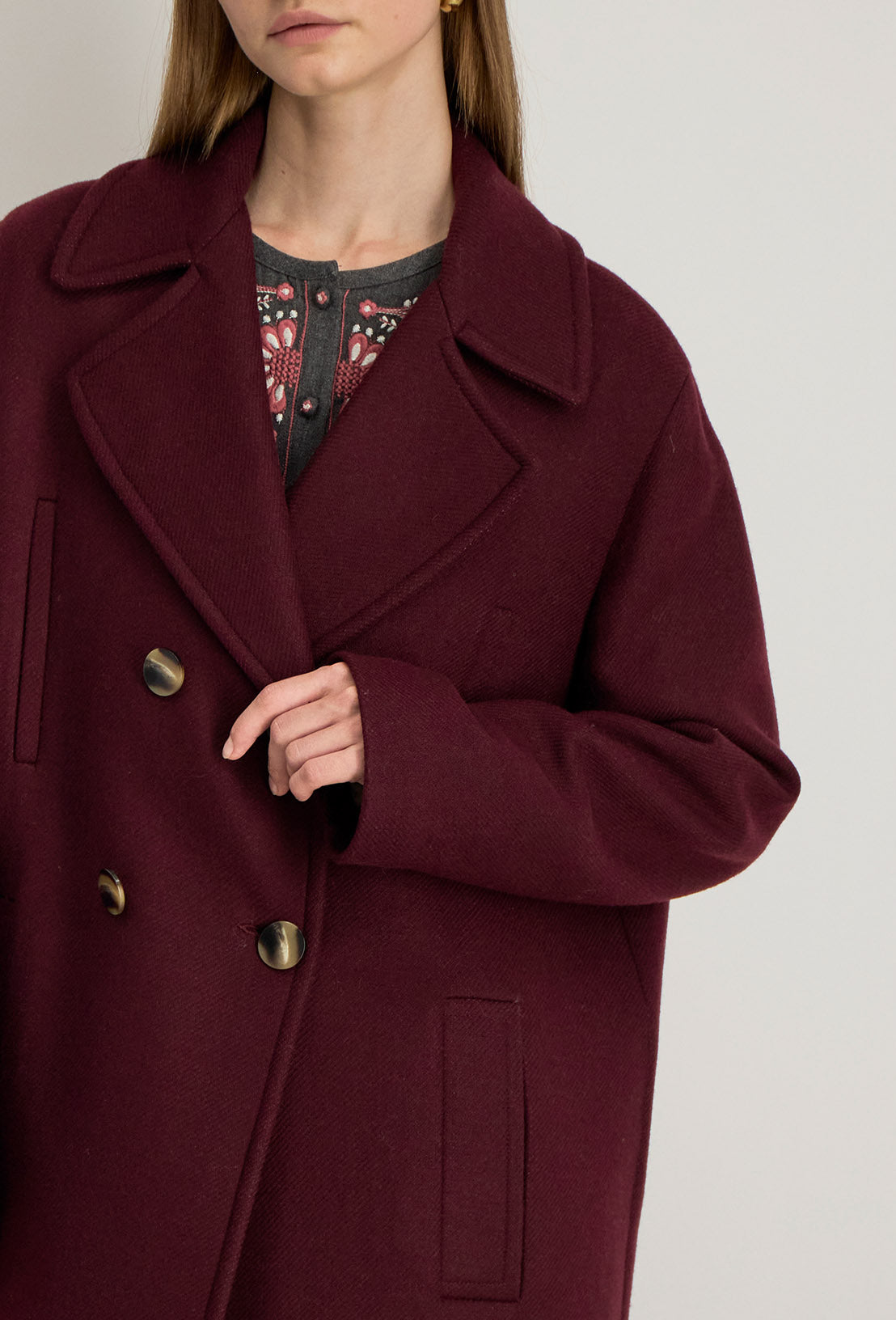 Détail du manteau Natalia : col à revers, boutons apparents et poches passepoilées