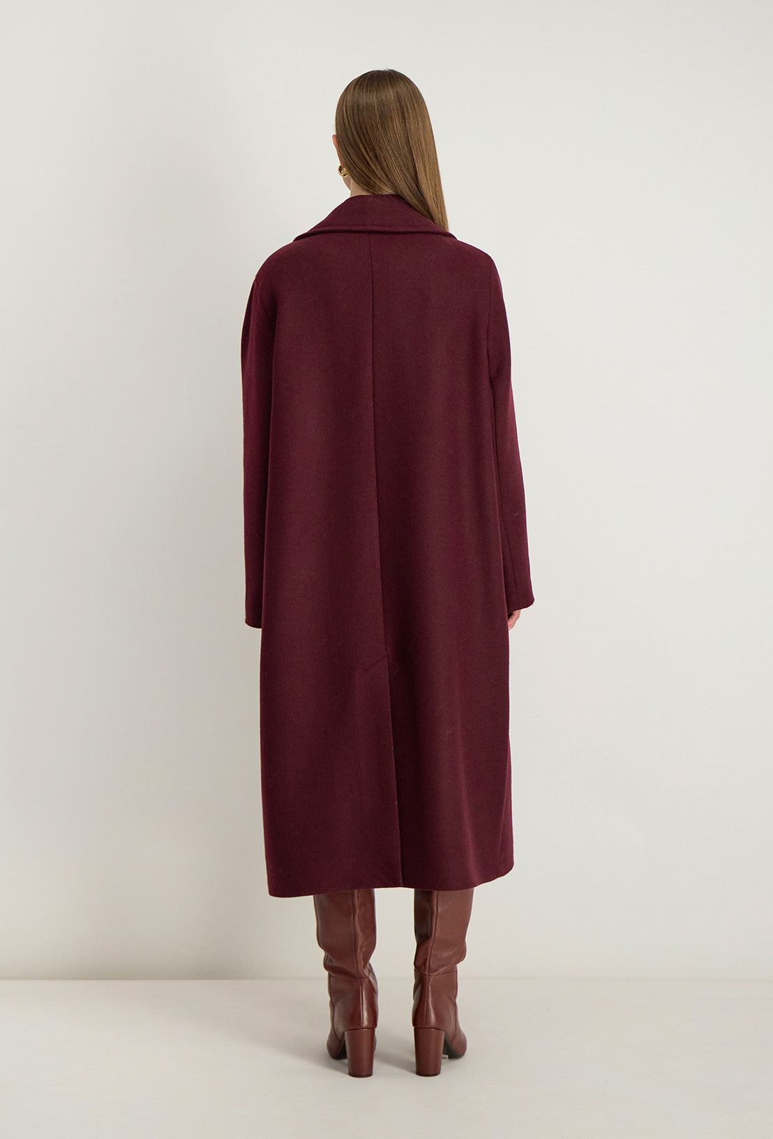 Dos du manteau Natalia coupe droite, finition soignée et longueur mi-longue