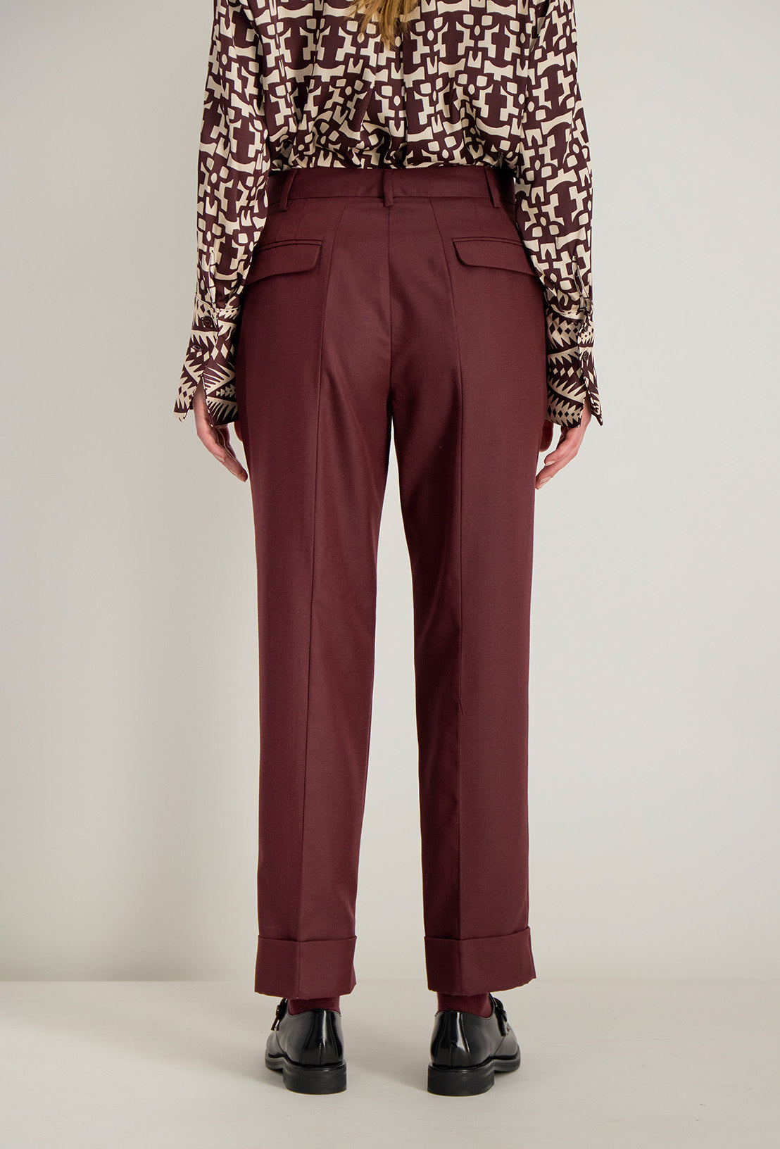 Dos du pantalon Raina pour femme, coupe ajustée avec poches à rabat et revers bas de jambes