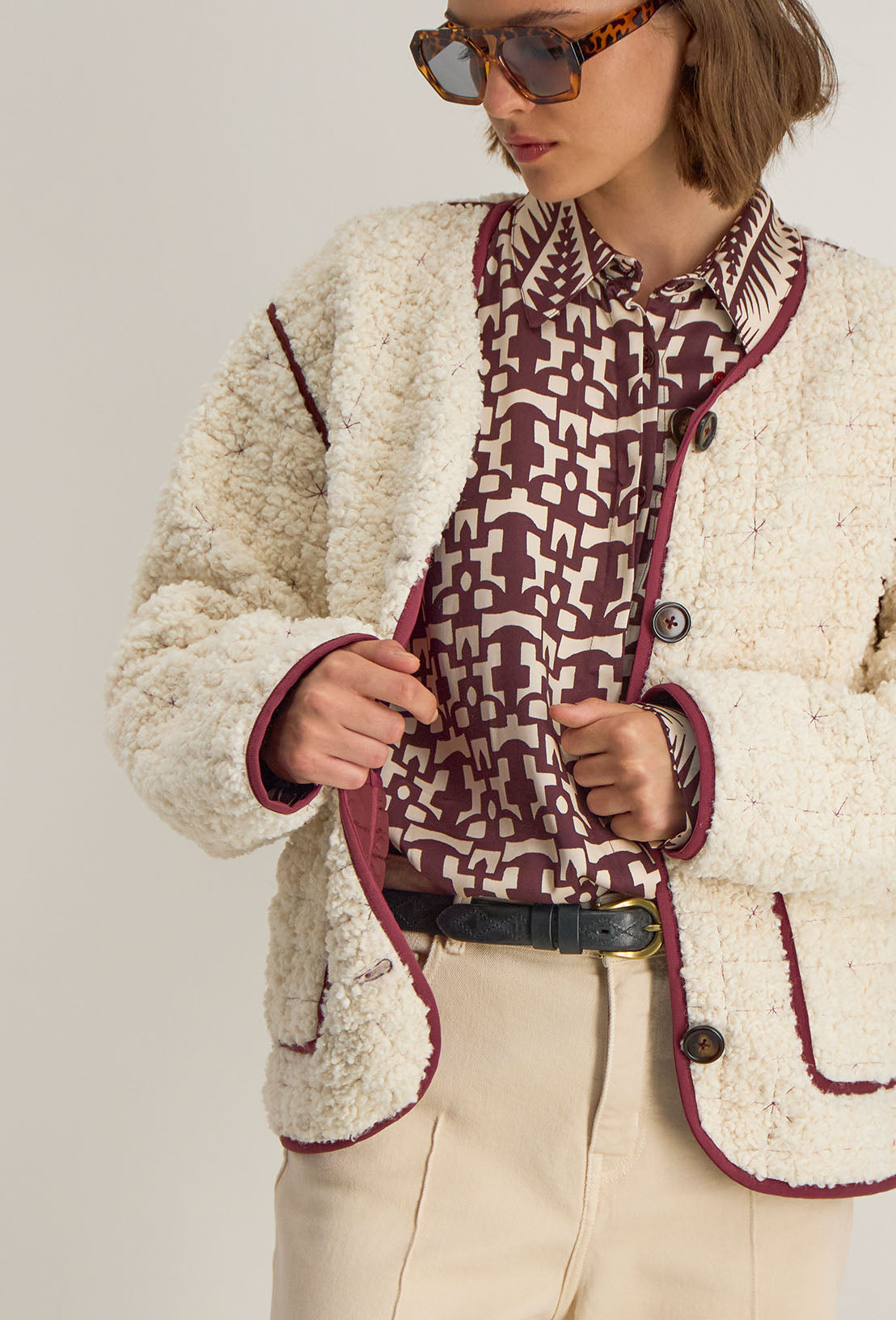 Détail fermeture, 4 boutons signature et motifs exclusifs de la veste Marija