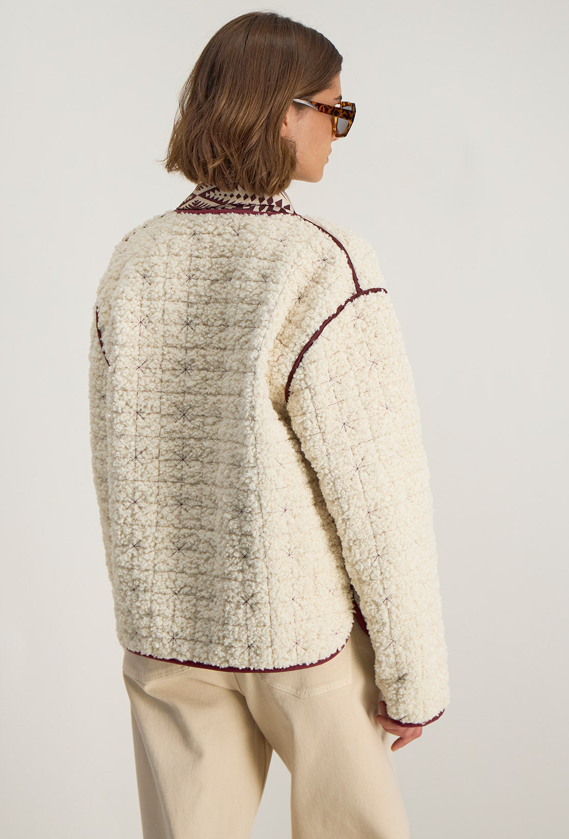 Dos de la veste Marija réversible, col amovible et design contrasté de textures