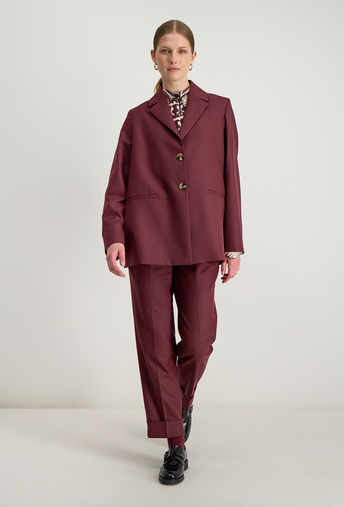 Veste Raina burgundy pour femme, coupe droite avec fermeture deux boutons et poches passepoilées