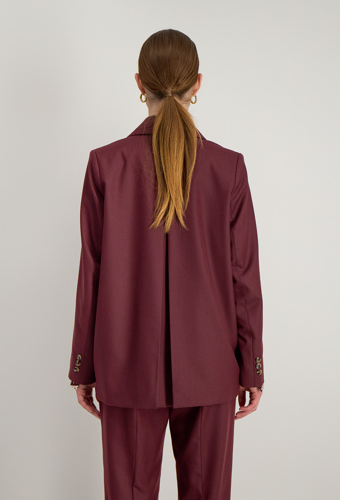 Dos de la veste Raina bordeaux, pli creux signature Stella Forest et coupe légèrement structurée