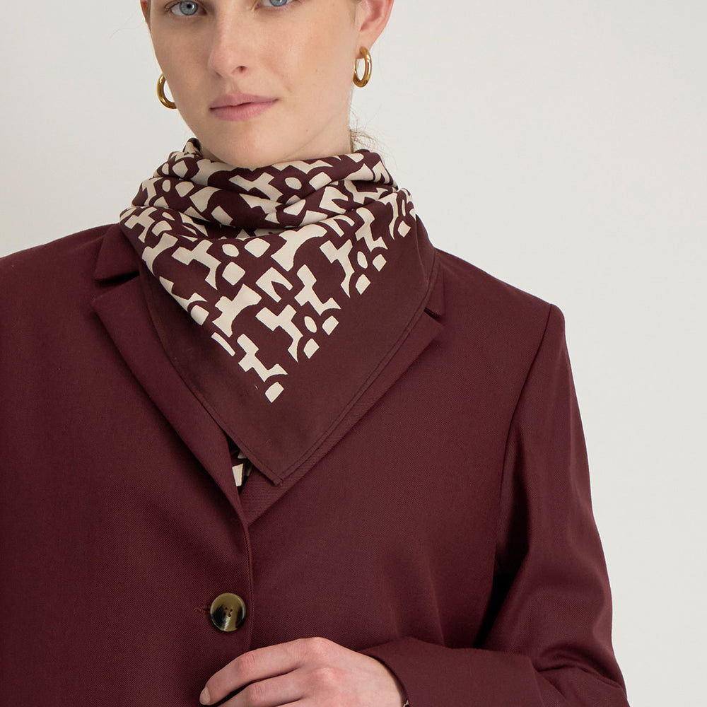 Foulard Azel porté autour du cou, imprimé exclusif pour une touche colorée et élégante