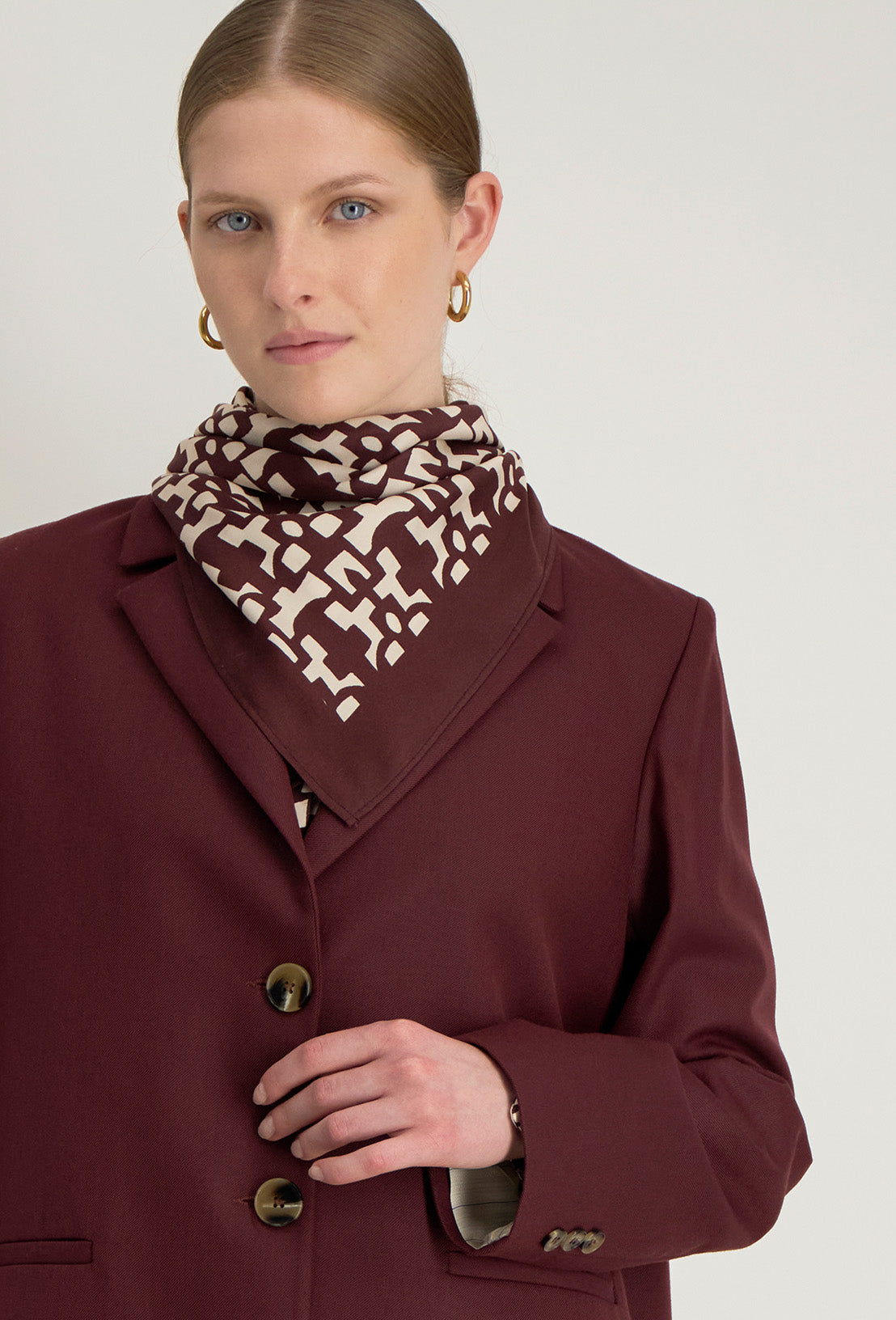 Foulard Azel porté autour du cou, imprimé exclusif pour une touche colorée et élégante