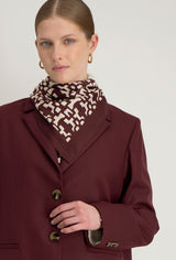 Foulard Azel porté autour du cou, imprimé exclusif pour une touche colorée et élégante