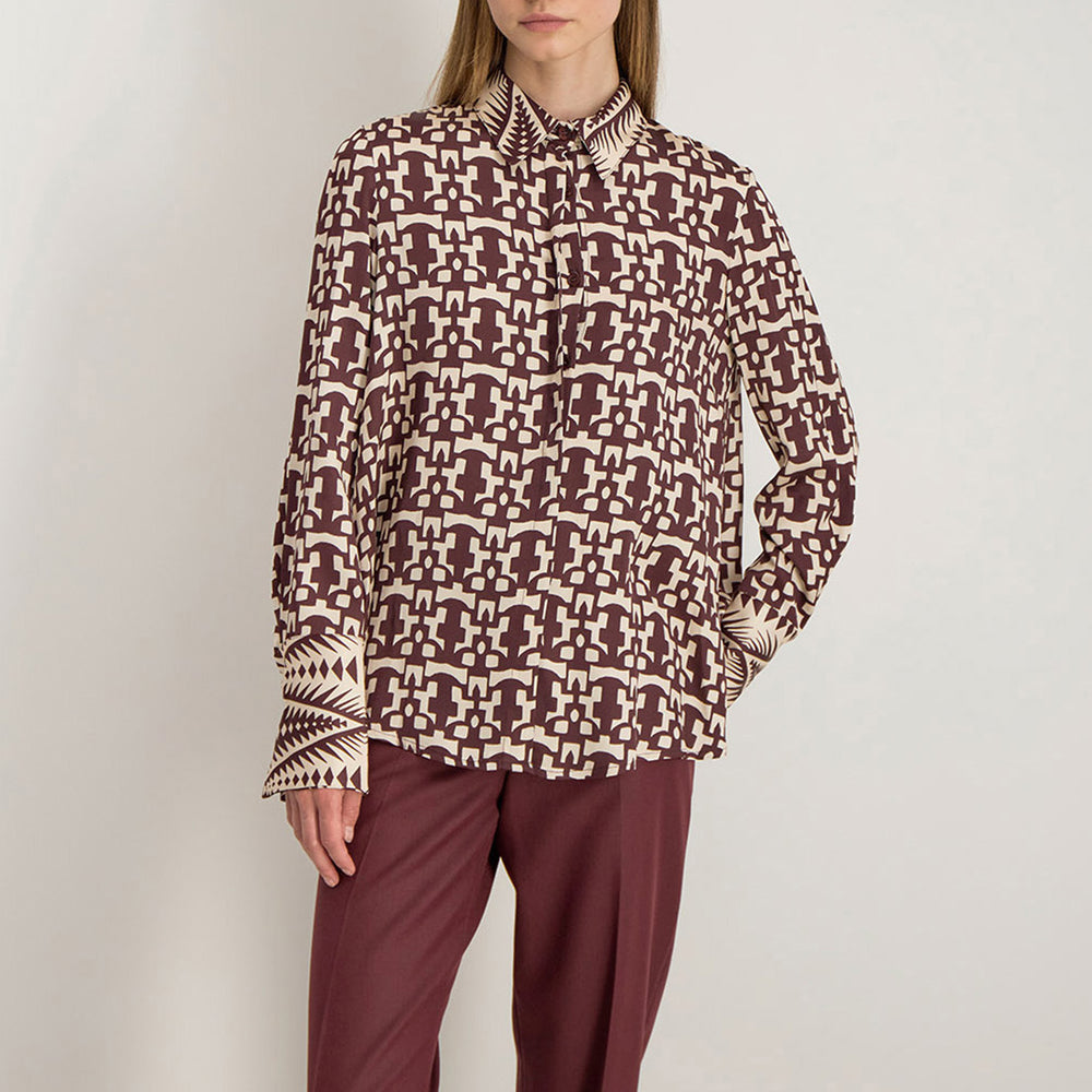 Chemise brodée Azel bordeaux vue de face, imprimé effet puzzle et col contrasté