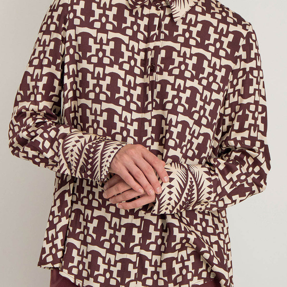 Détail de la chemise Azel bordeaux, col contrasté et imprimé exclusif 