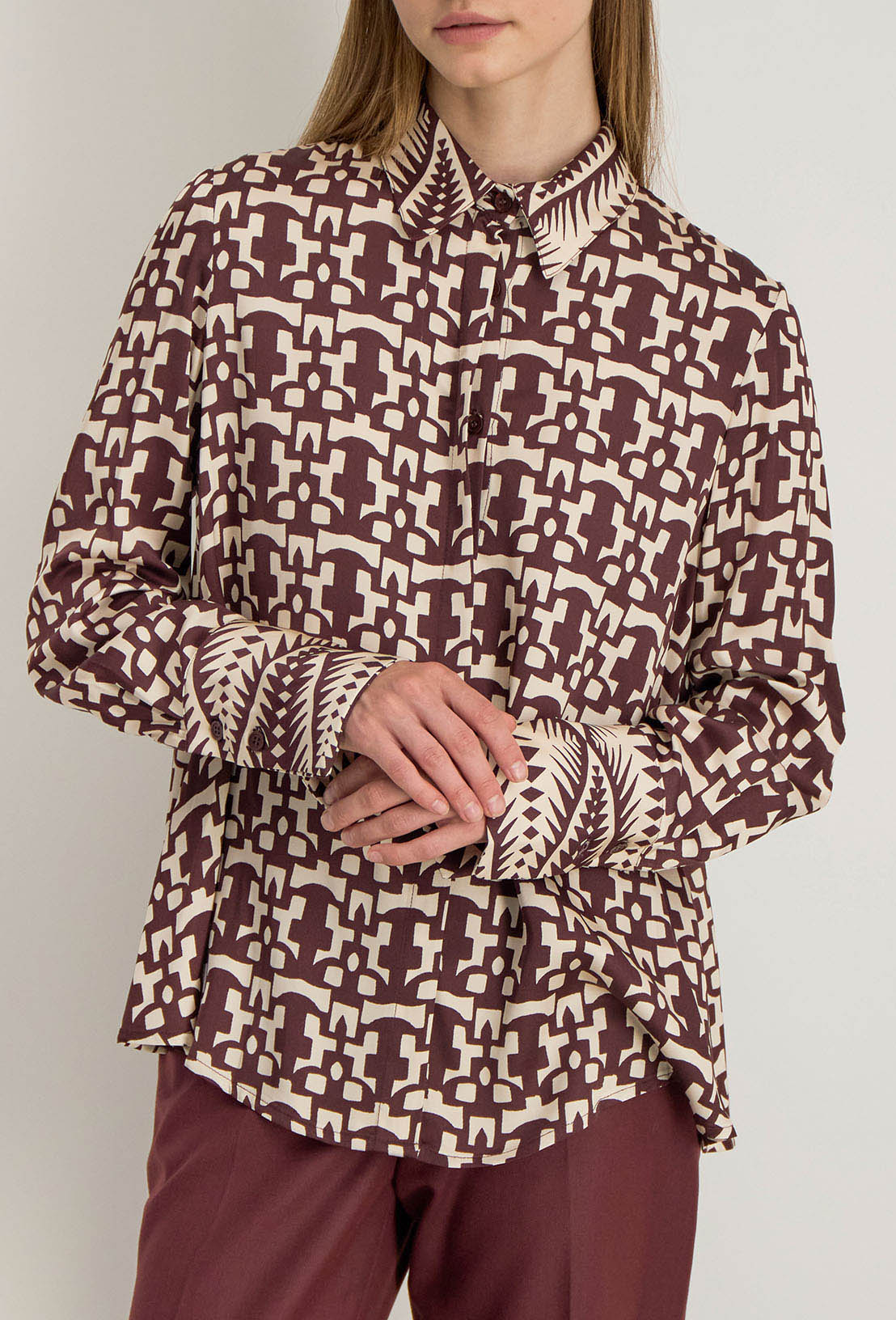 Détail de la chemise Azel bordeaux, col contrasté et imprimé exclusif 
