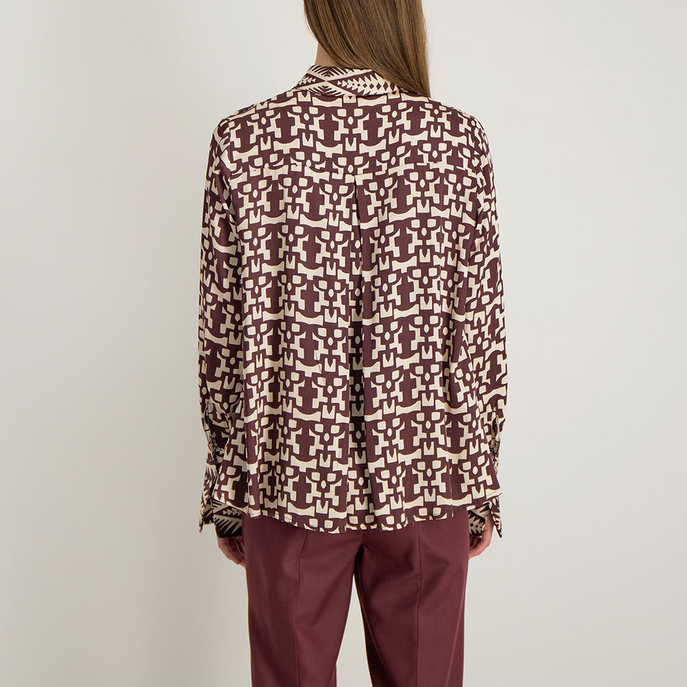 Dos de la chemise Azel bordeaux, empiècement structuré et coupe arrondie plus longue derrière
