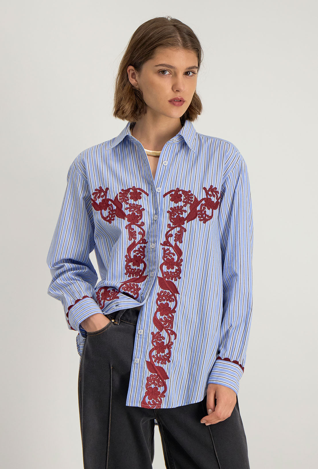 Chemise Deliana, col classique et broderies délicates sur le devant