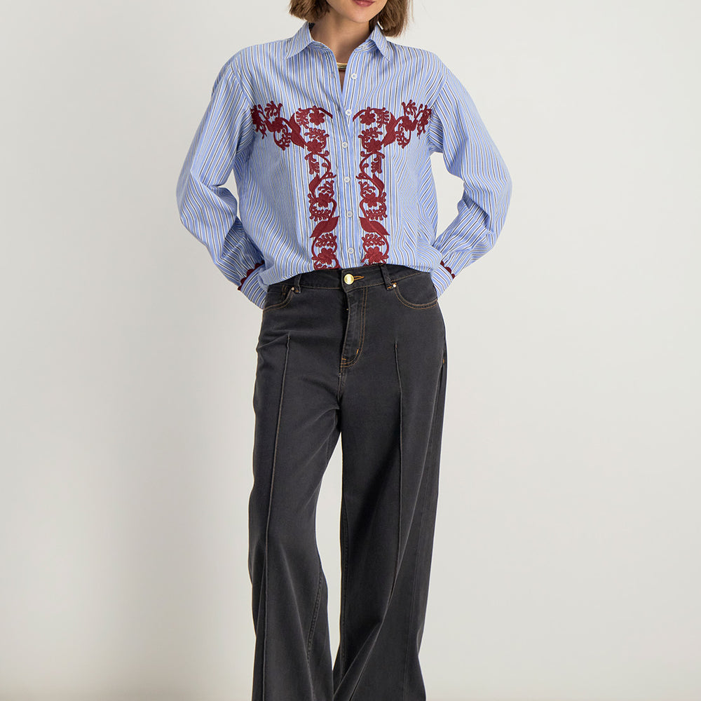 chemise bleu clair Deliana avec des détails brodés en bordeaux