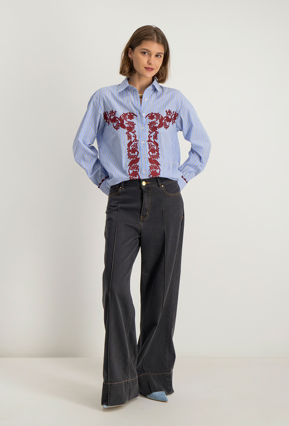 chemise bleu clair Deliana avec des détails brodés en bordeaux