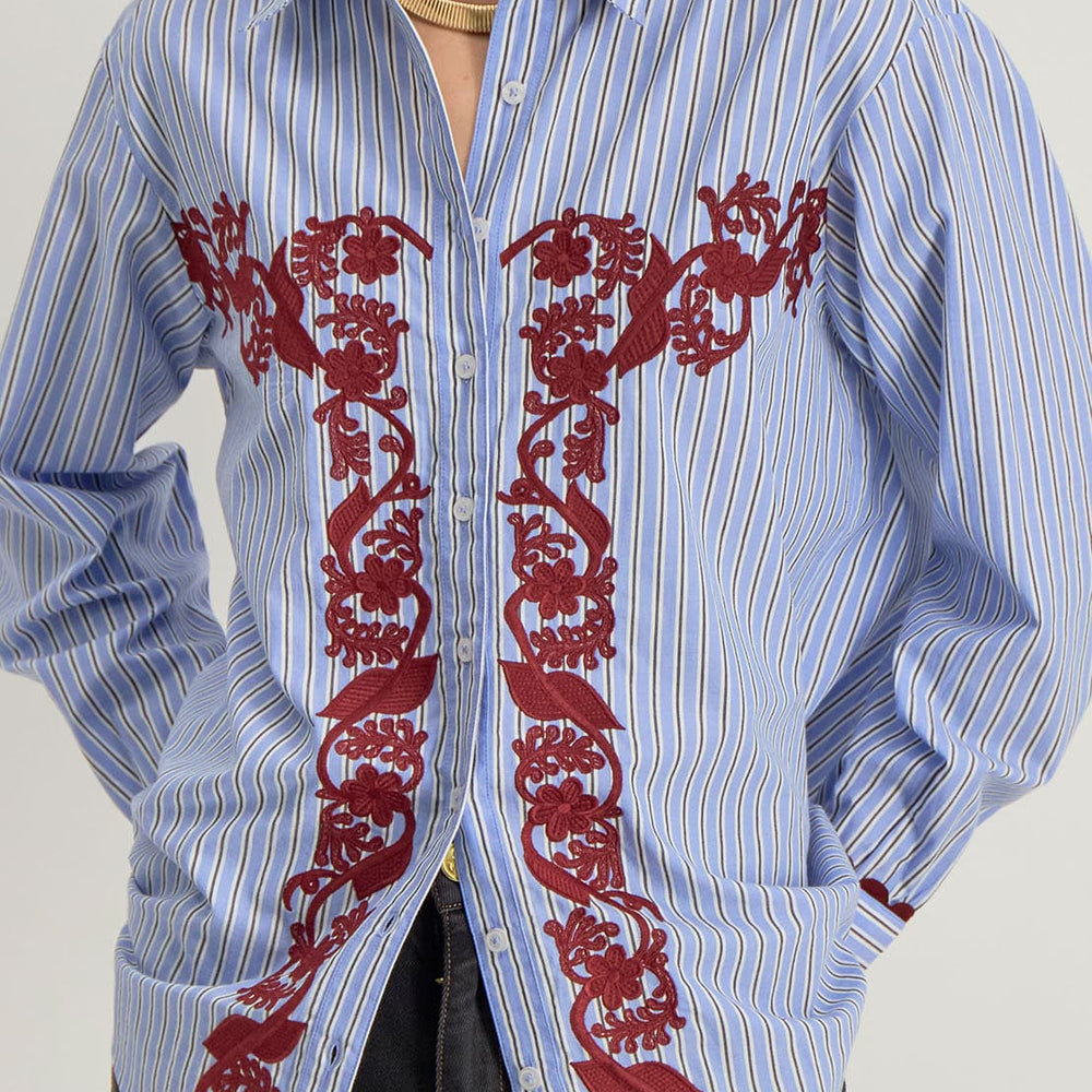 Détail des broderies fines sur la patte de boutonnage de la chemise Deliana