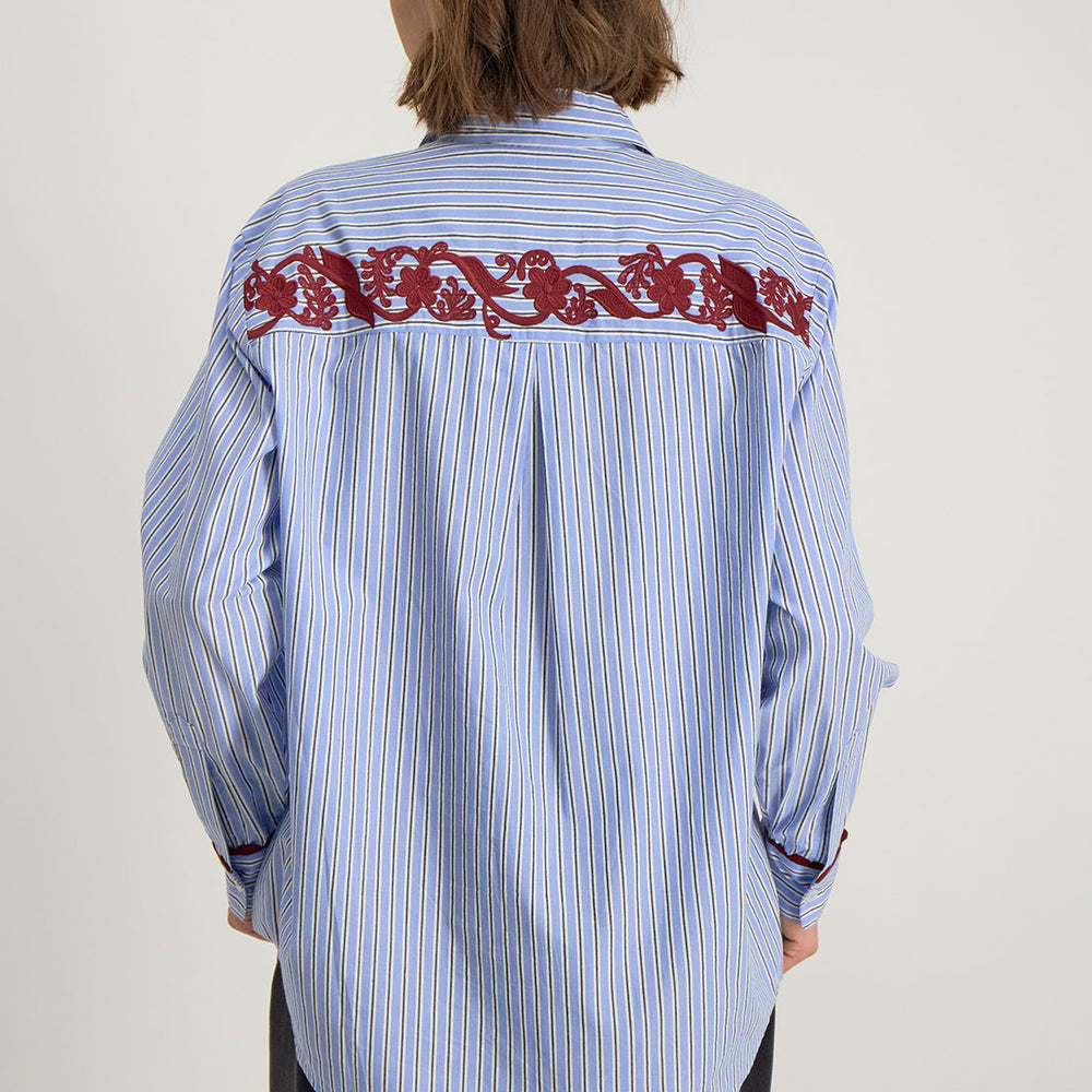 Dos de la chemise Deliana, coupe arrondie avec empiècement et dos plus long