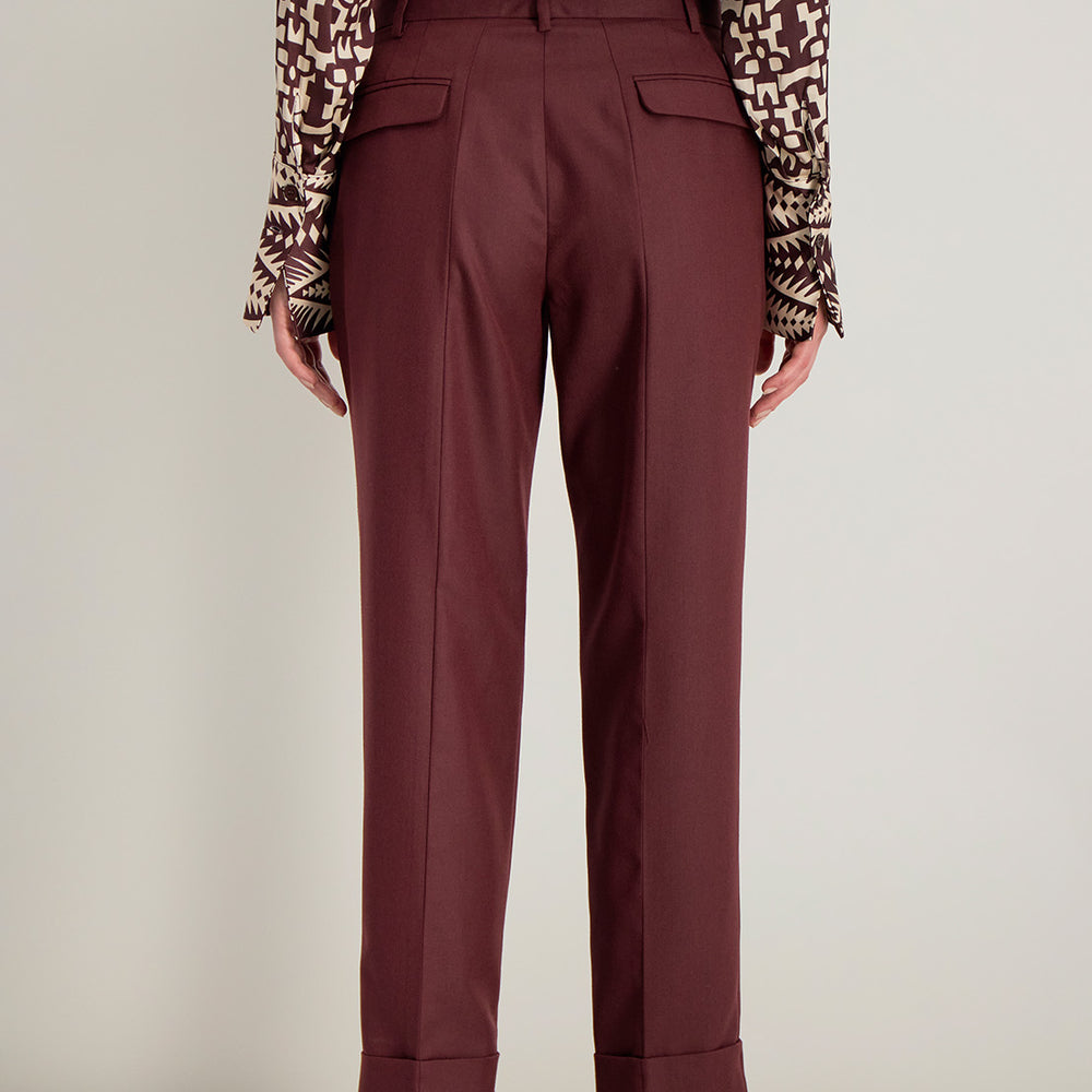 Dos du pantalon Raina pour femme, coupe ajustée avec poches à rabat et revers bas de jambes