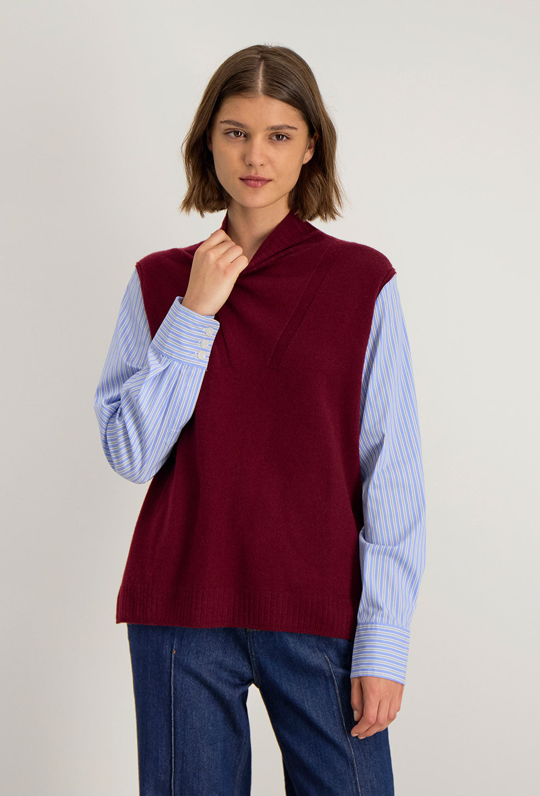 Pull Lita 2-en-1 avec col cheminée et manches effet chemise intégrées, coupe droite et fentes côtés