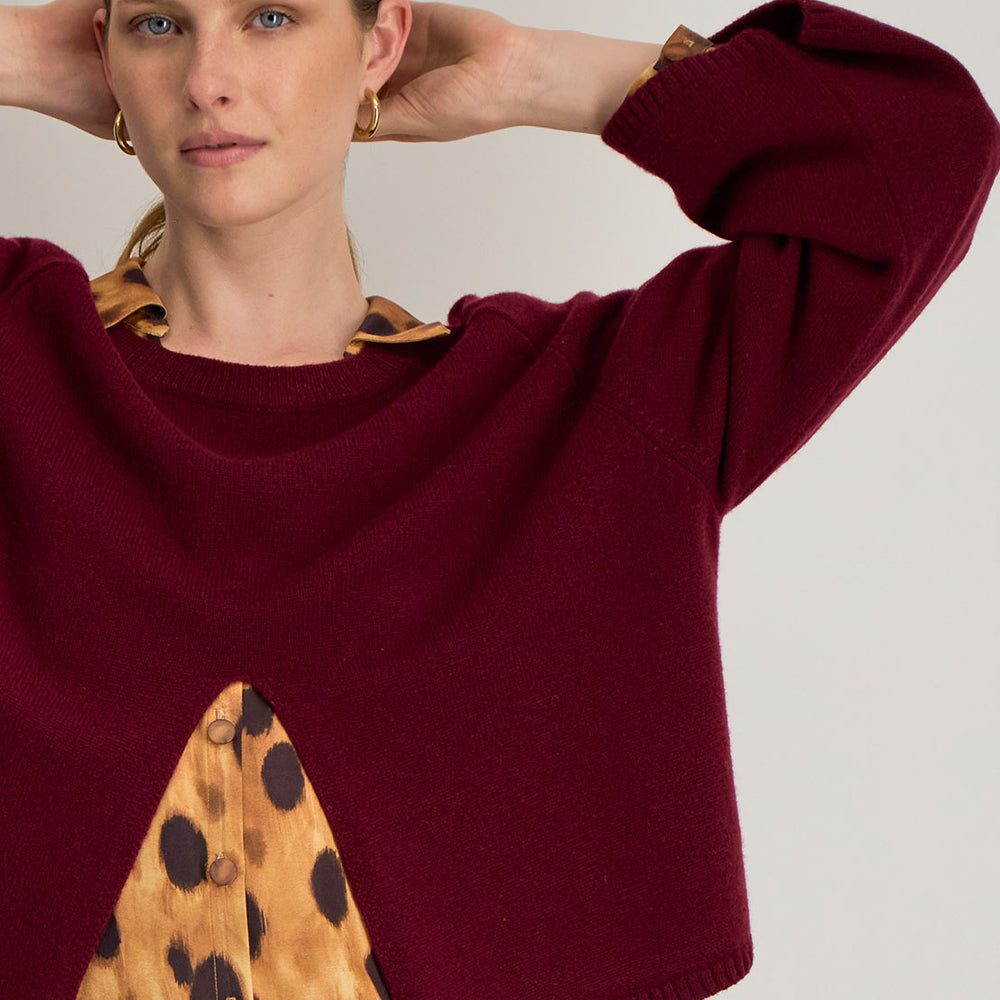 Zoom sur les finitions du pull Hilda : bord côte, maille douce, ouverture devant et col rond soigné
