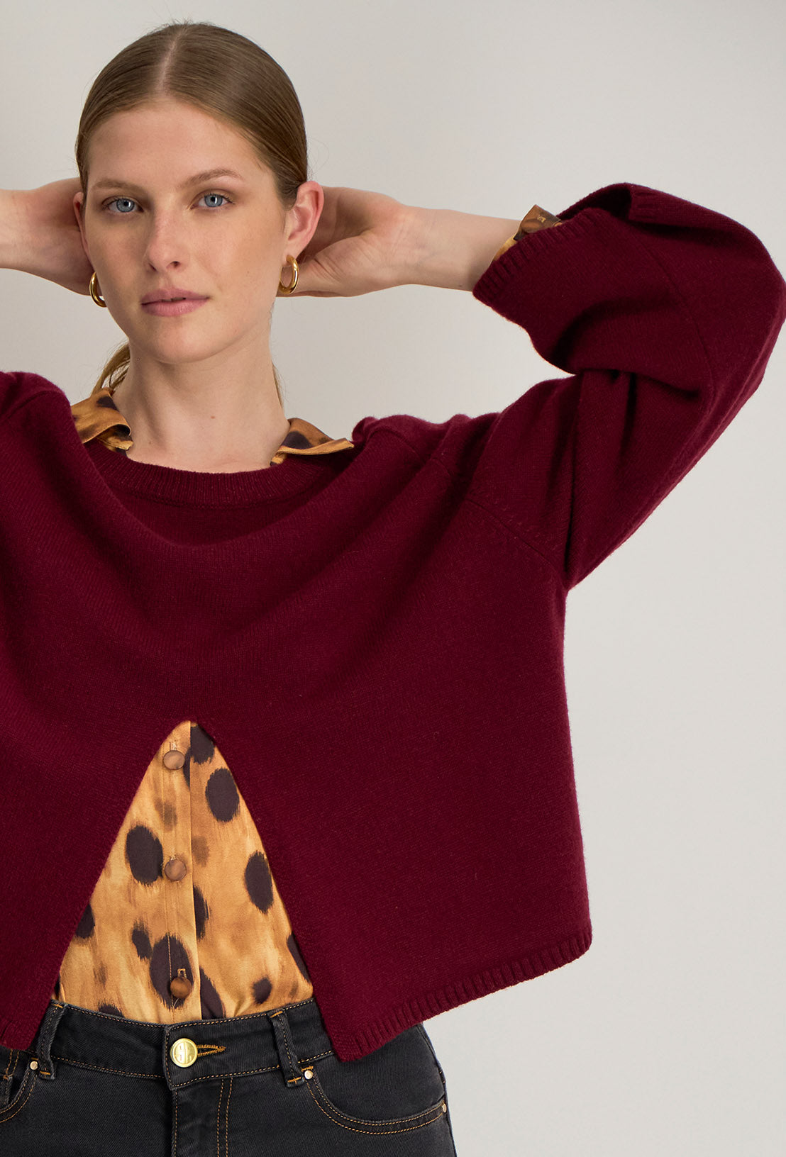 Zoom sur les finitions du pull Hilda : bord côte, maille douce, ouverture devant et col rond soigné