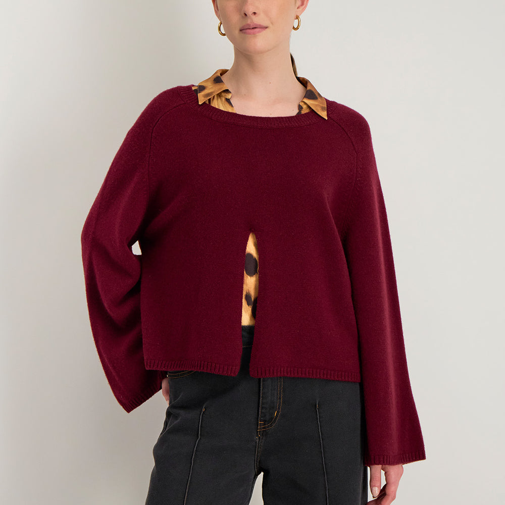 Pull doux de couleur burgundy, col rond et ouverture frontale pour un style décontracté chic