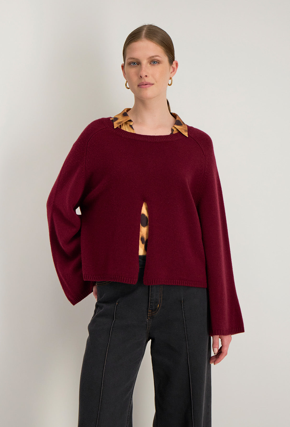 Pull doux de couleur burgundy, col rond et ouverture frontale pour un style décontracté chic