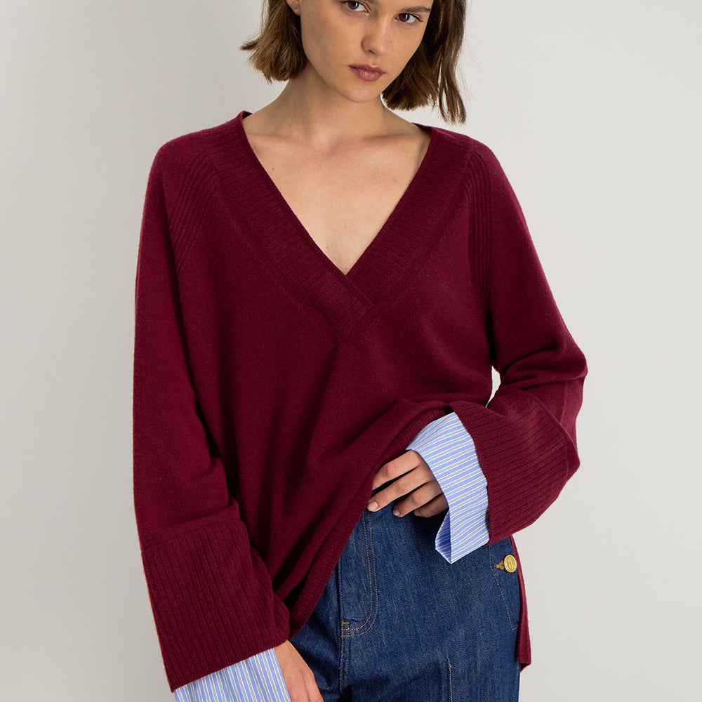 Pull Lita deux-en-un avec col V et effet chemise intégré, coupe fluide et finitions côtelées