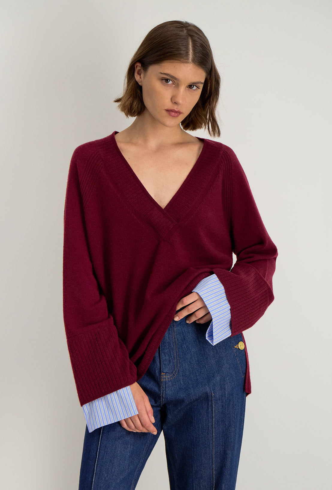 Pull Lita deux-en-un avec col V et effet chemise intégré, coupe fluide et finitions côtelées