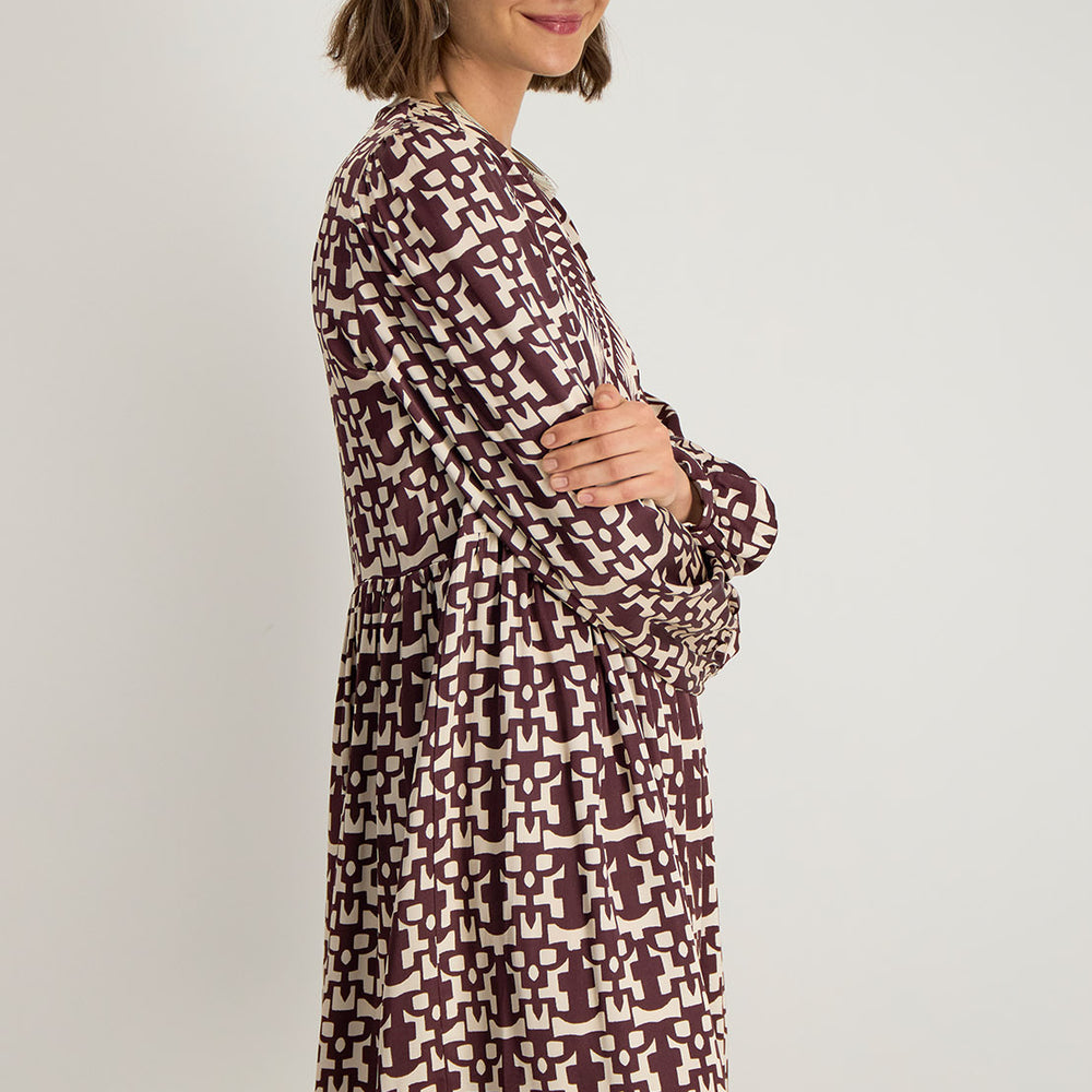 Robe chemise courte imprimée effet puzzle, vue 3/4 avec volume évasé et détails féminins