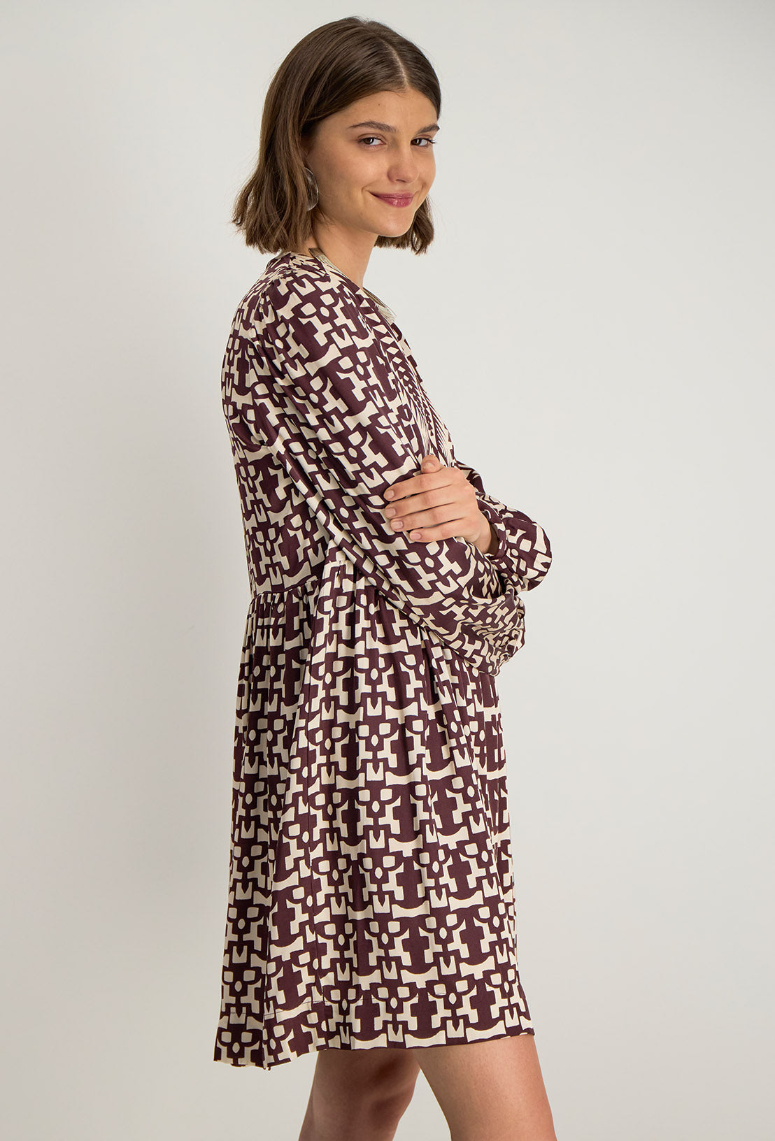 Robe chemise courte imprimée effet puzzle, vue 3/4 avec volume évasé et détails féminins