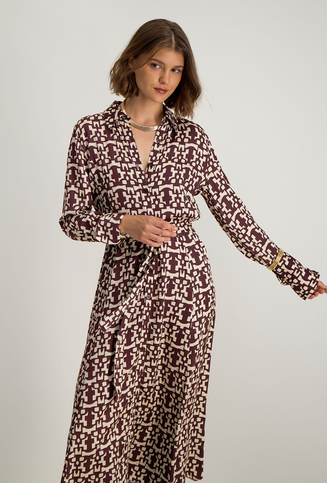 Robe longue imprimée Azel en mouvement, coupe fluide et élégante pour femme – collection Hiver 2025