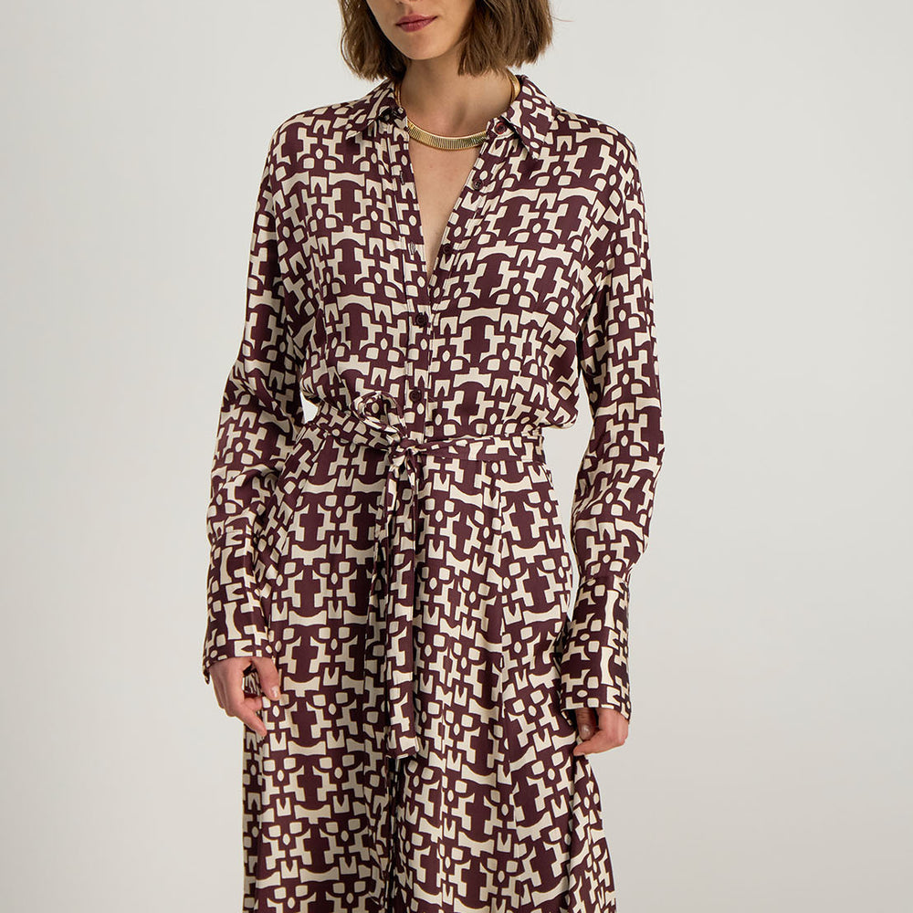 Robe chemise fluide Azel bordeaux vue de face, imprimé puzzle exclusif et ceinture assortie