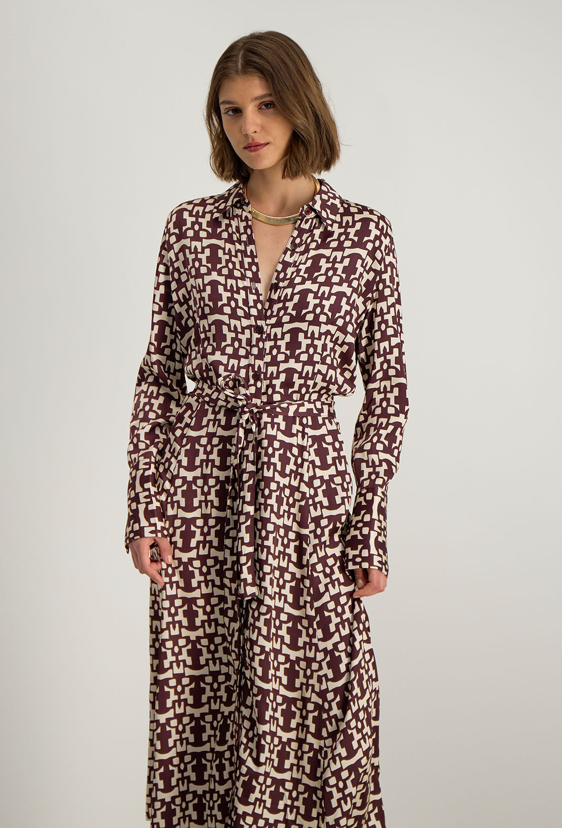 Robe chemise fluide Azel bordeaux vue de face, imprimé puzzle exclusif et ceinture assortie