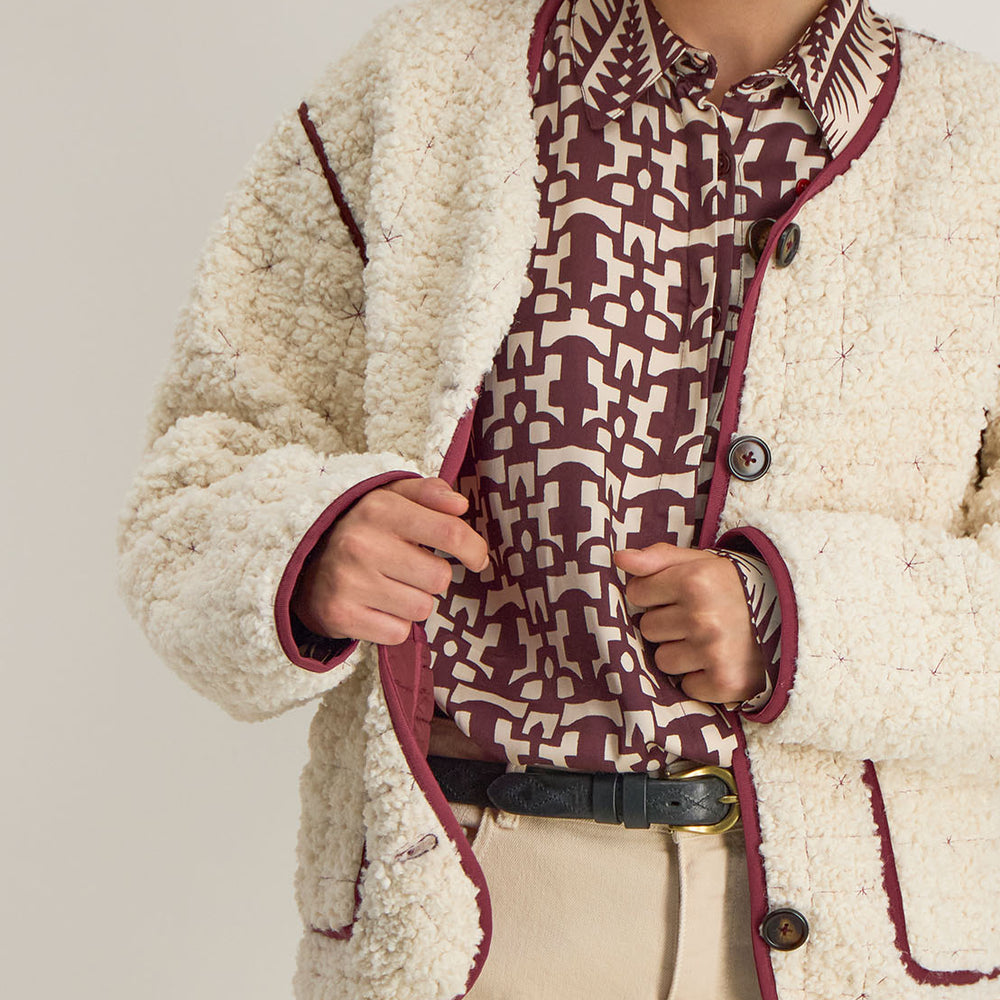 Détail fermeture, 4 boutons signature et motifs exclusifs de la veste Marija