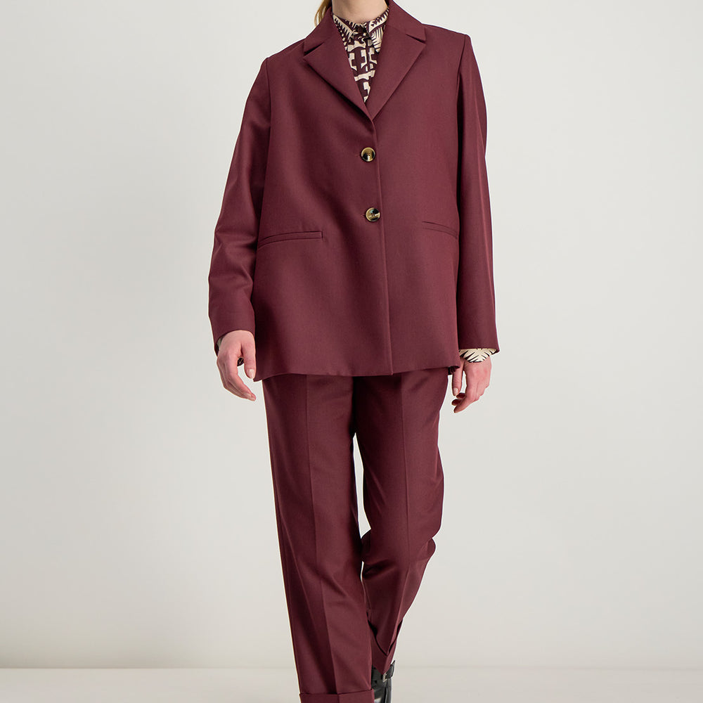 Veste Raina burgundy pour femme, coupe droite avec fermeture deux boutons et poches passepoilées