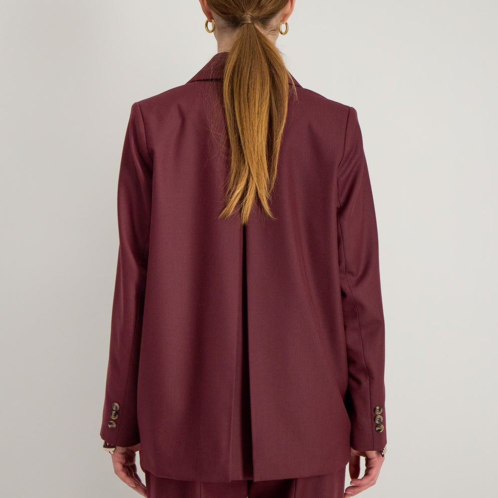 Dos de la veste Raina bordeaux, pli creux signature Stella Forest et coupe légèrement structurée