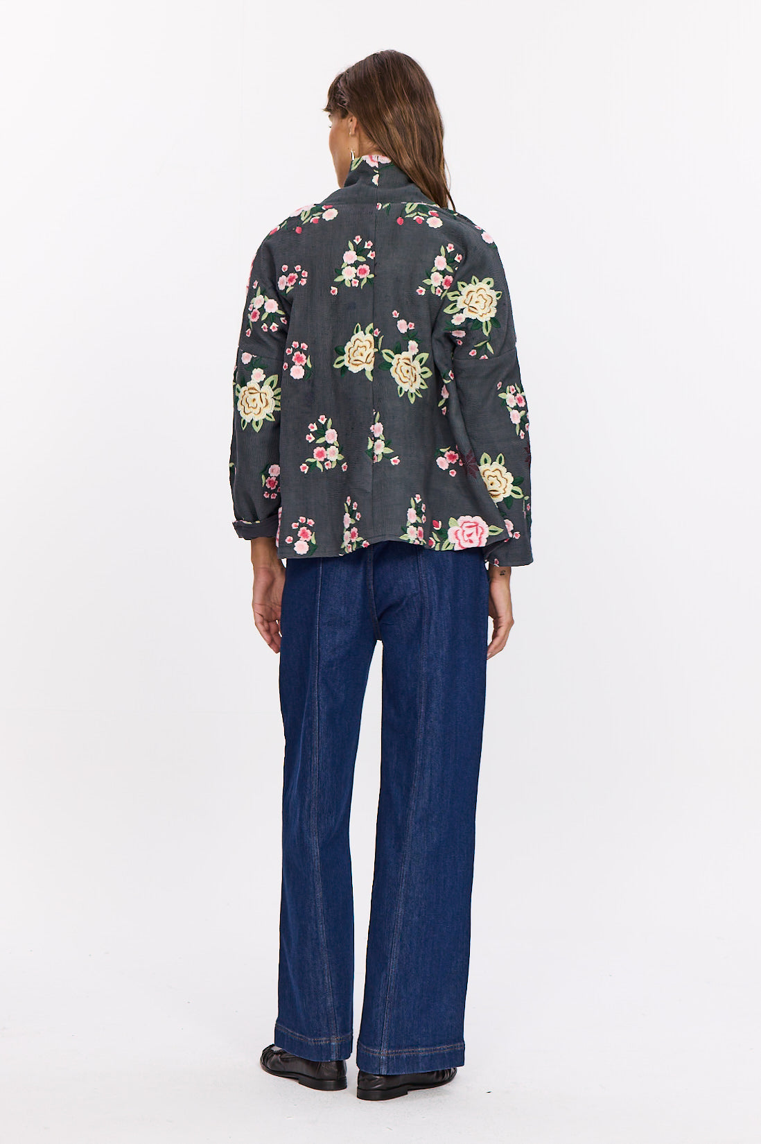 Manteau kimono Jude vu de dos, avec broderies florales multicolores et coupe ample aux hanches.
