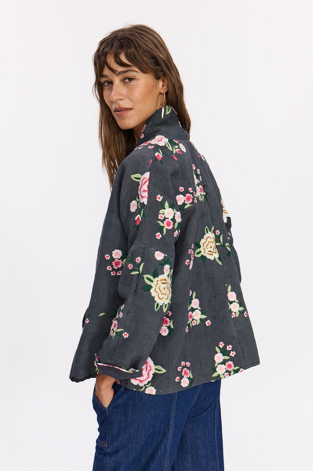 Manteau kimono Jude vu de trois-quarts dos, montrant les broderies florales et les manches à revers. 