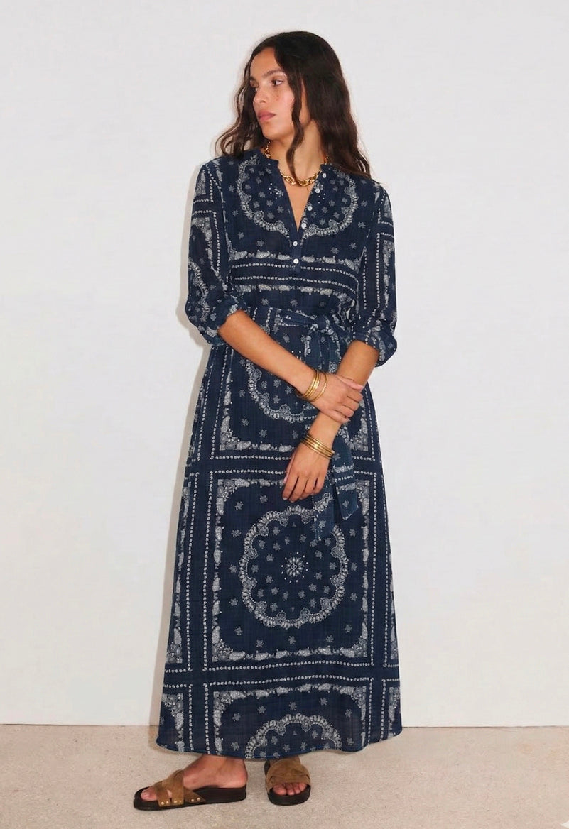 Robe longue Bandana Navy Stella Forest portée, allure décontractée chic et féminine