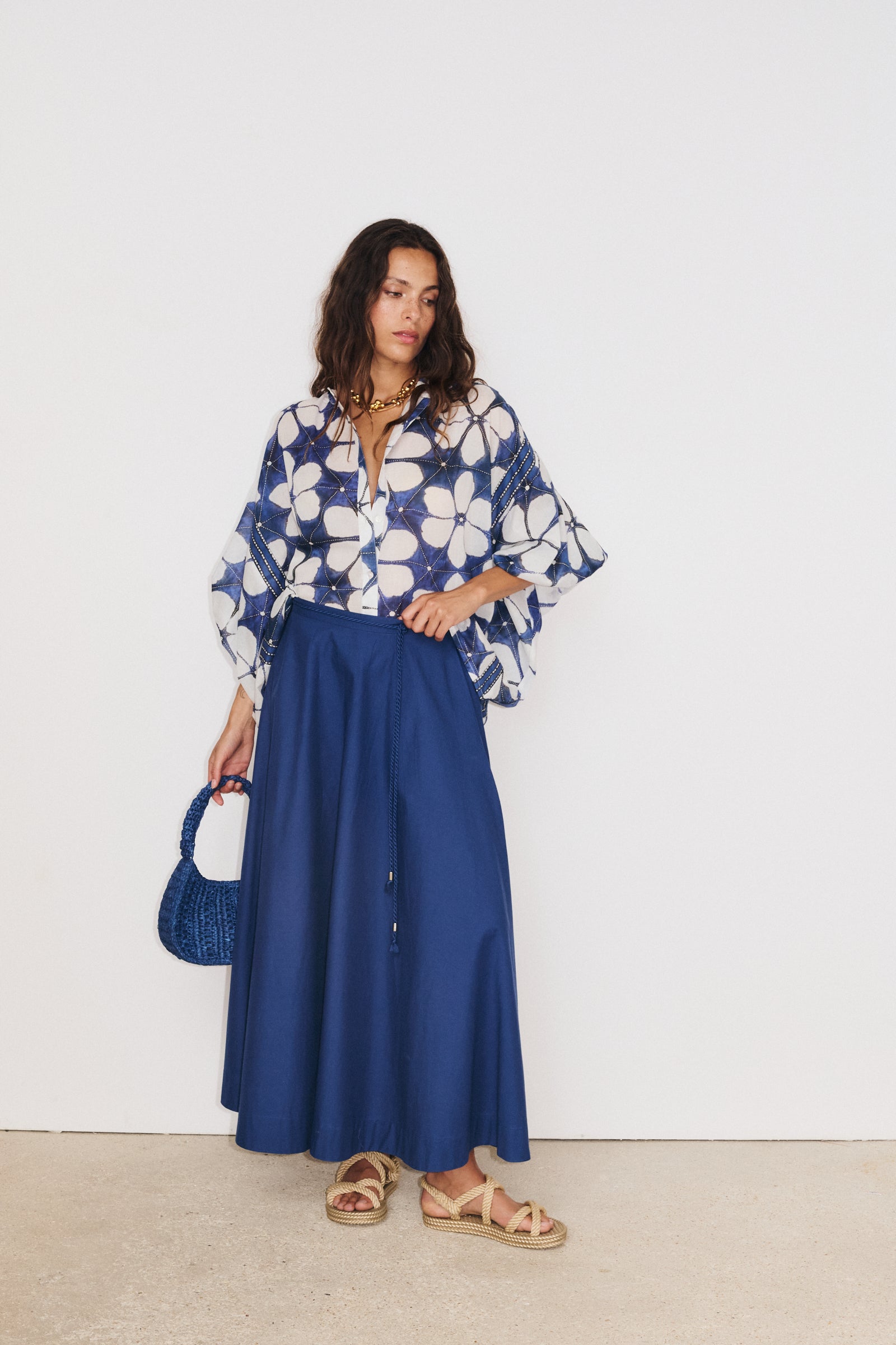 Blouse Lotus indigo  fluide style bohème chic moderne portée avec jupe Octavie indigo et le sac Yard indigo