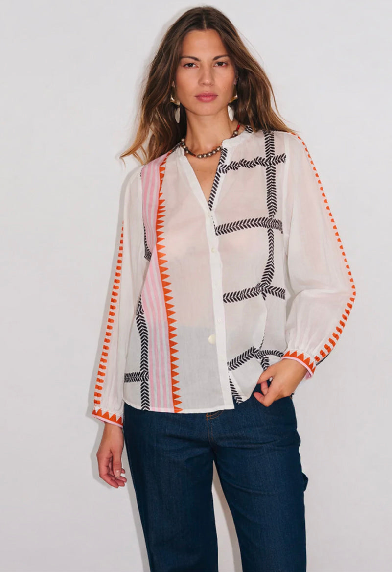 Vue face de la chemise Solène avec col mao et manches bouffantes