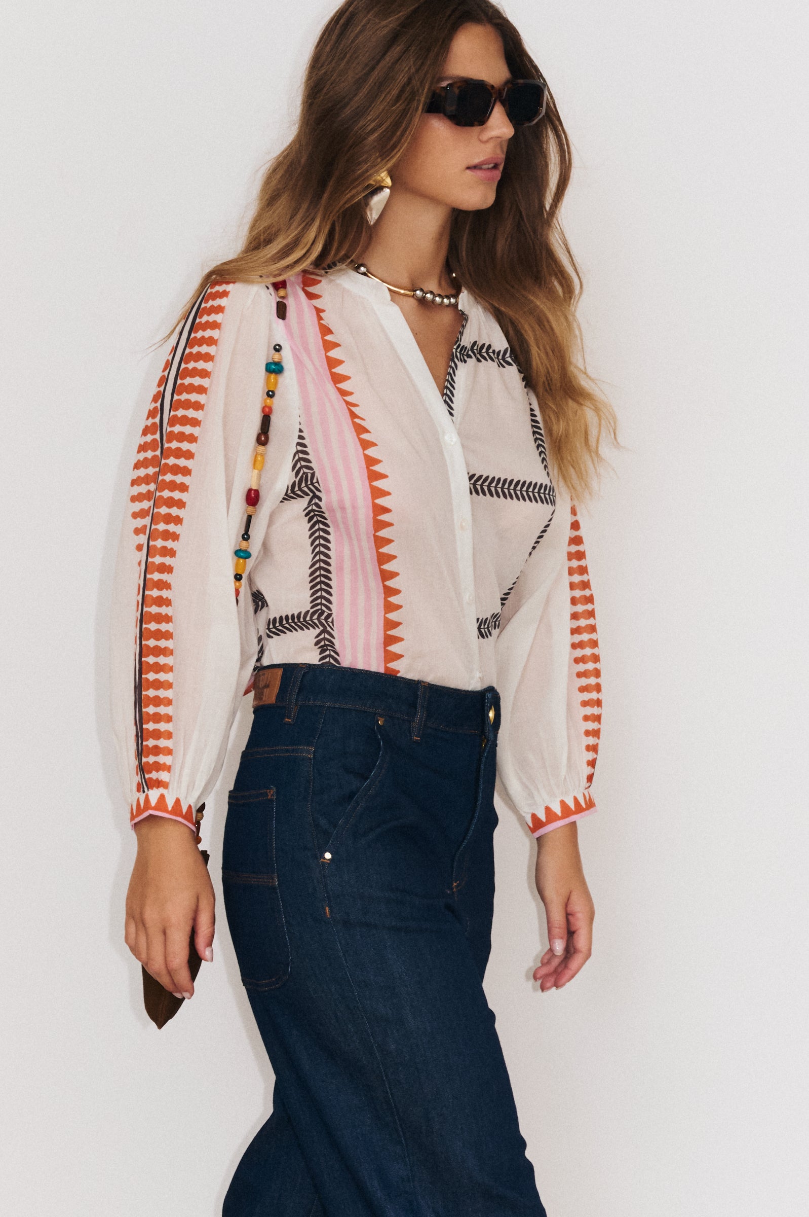Chemise Solène imprimée au style féminin et raffiné portée avec le jean Madison 

