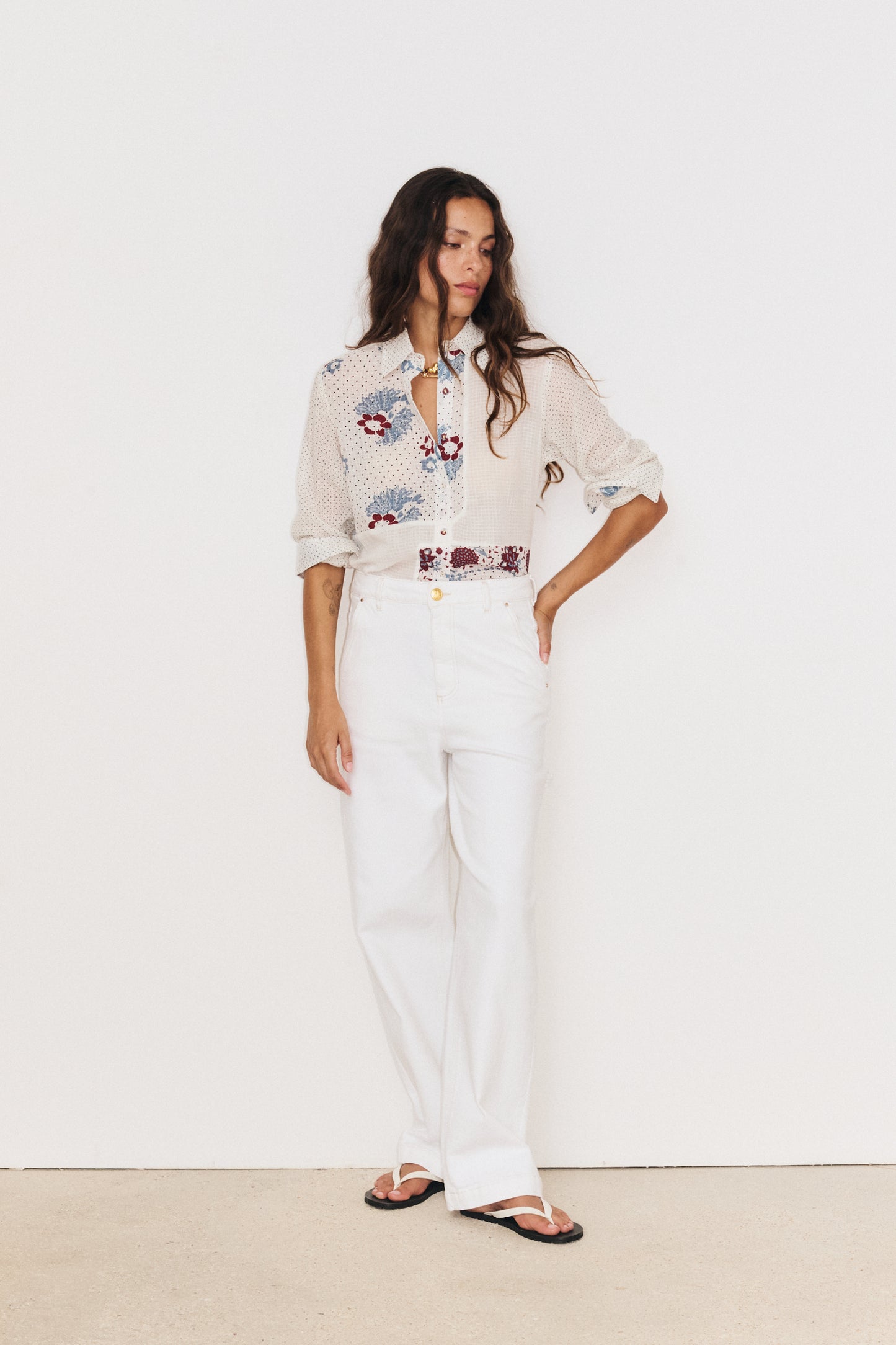 Chemise Sunny portée avec un jean dans un look casual chic