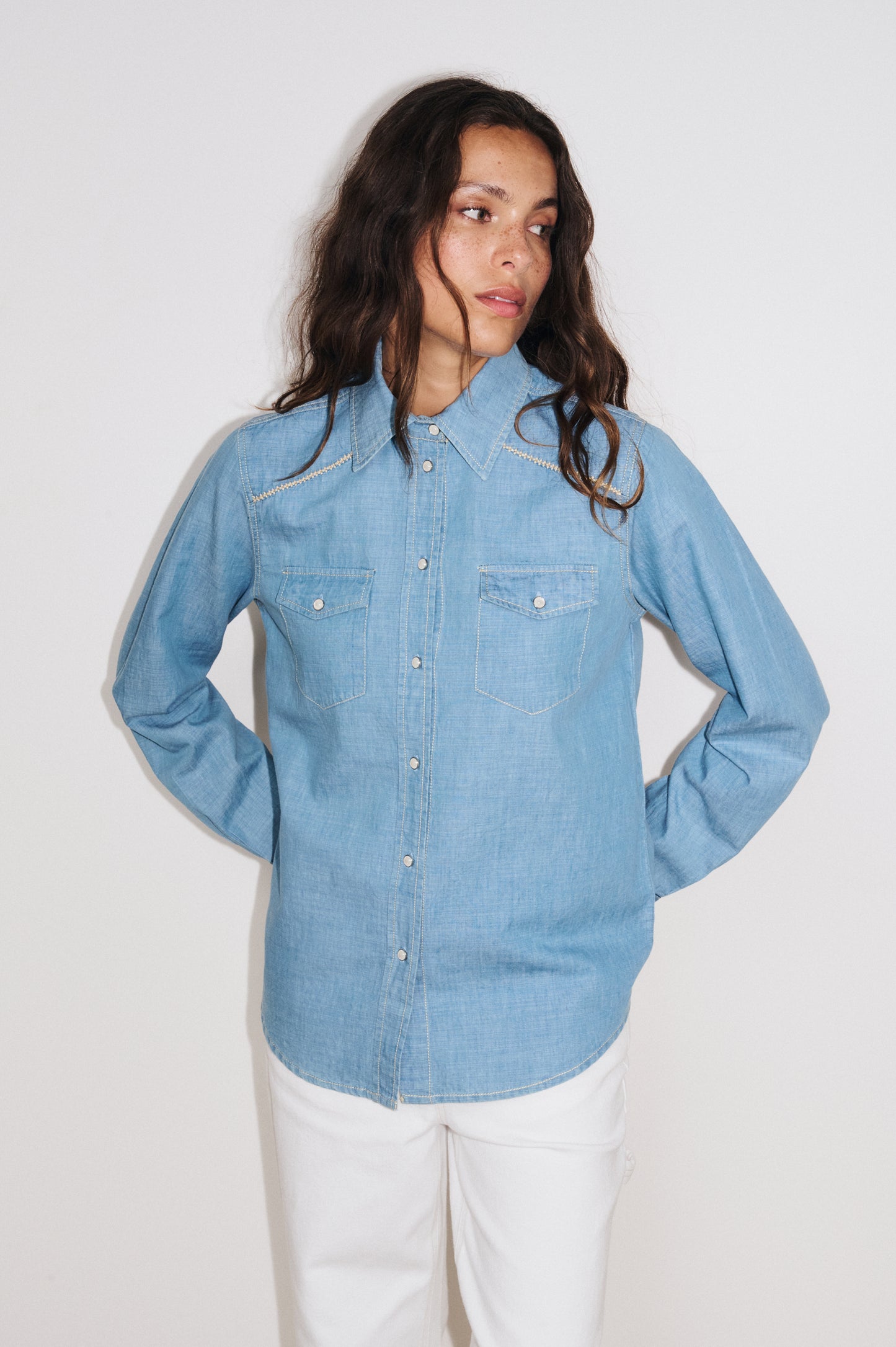 Chemise Hélène en denim bleu clair avec broderies ethniques et découpes western