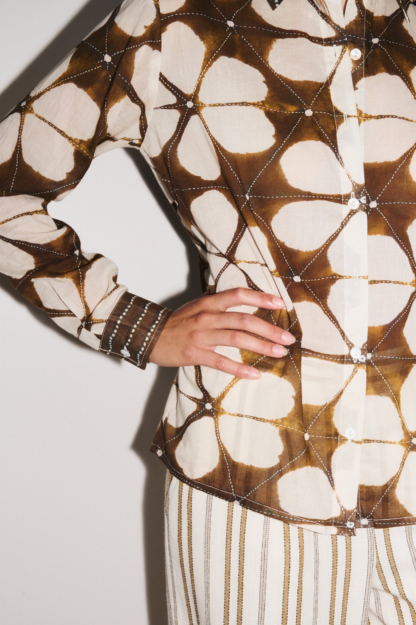 Détail jacquard à carreaux et motif abstrait ikat chemise Lotus