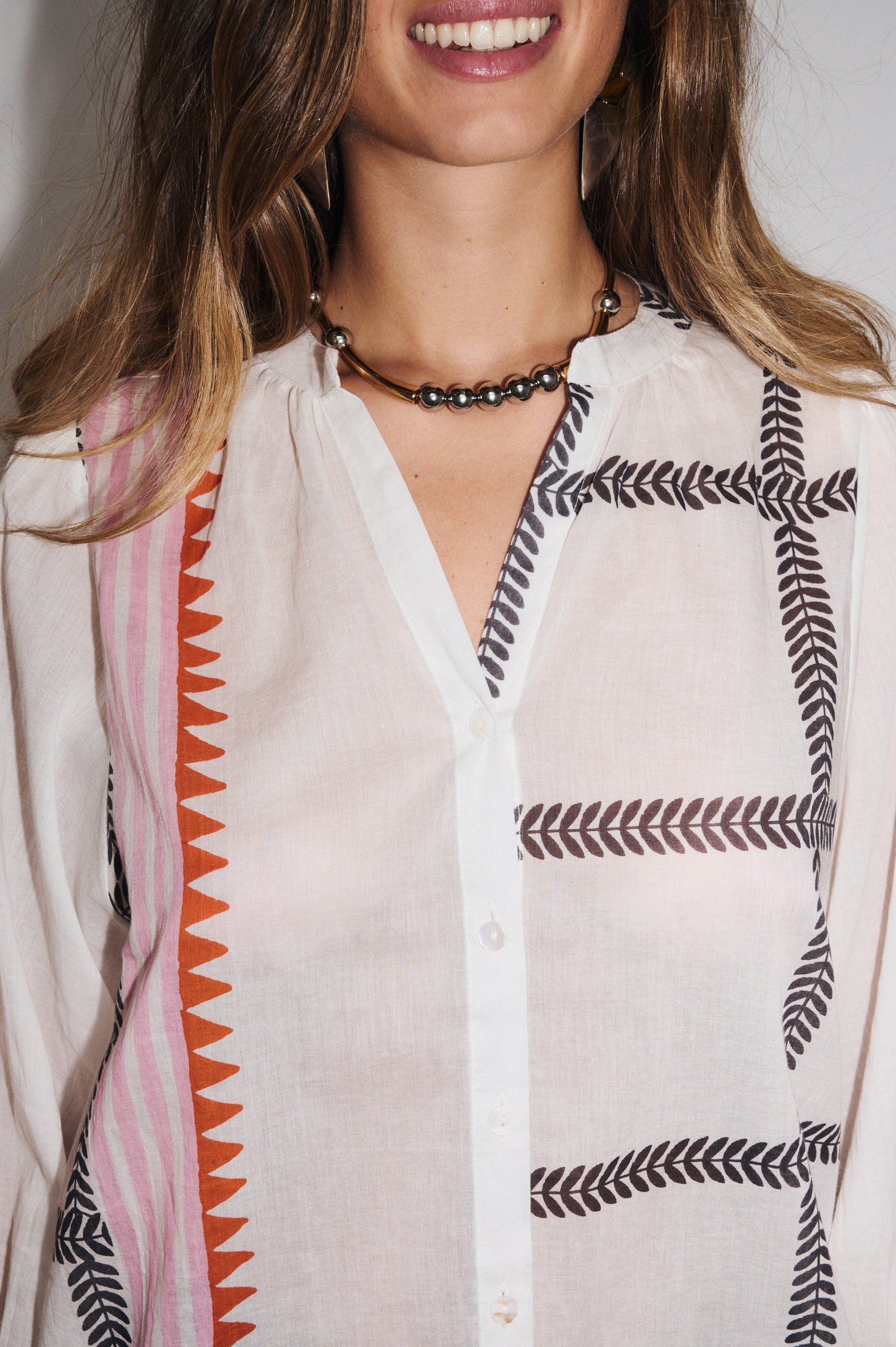 Zoom sur le col mao élégant et le détail  de l’imprimé patchwork de la chemise Solène